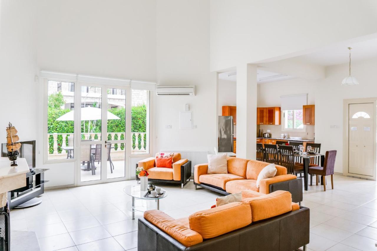 Villa Deja Blue By Ezoria Villas Коръл бей Екстериор снимка